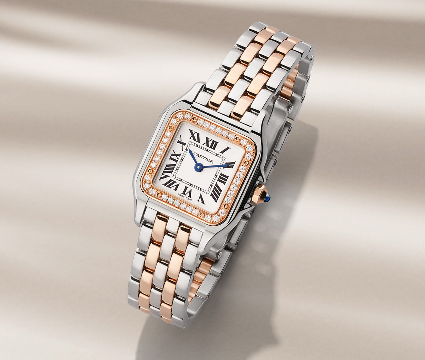 Montre Panth&egrave;re de Cartier pour femmes sur un fond beige. 