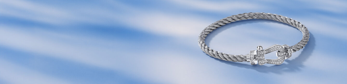 Bracelet FRED Force 10 sur un fond bleu.