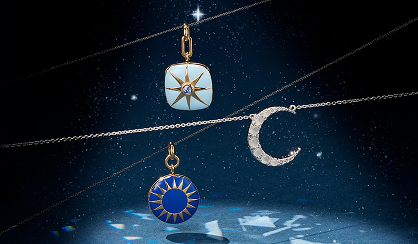 Pendentifs Monica Rich Kosann sur un fond étoilé.
