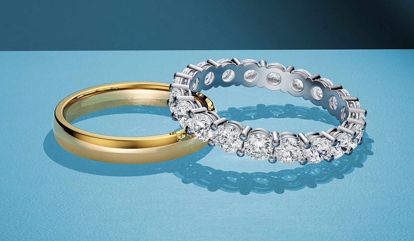 Anneaux de mariage Birks sur un fond bleu.