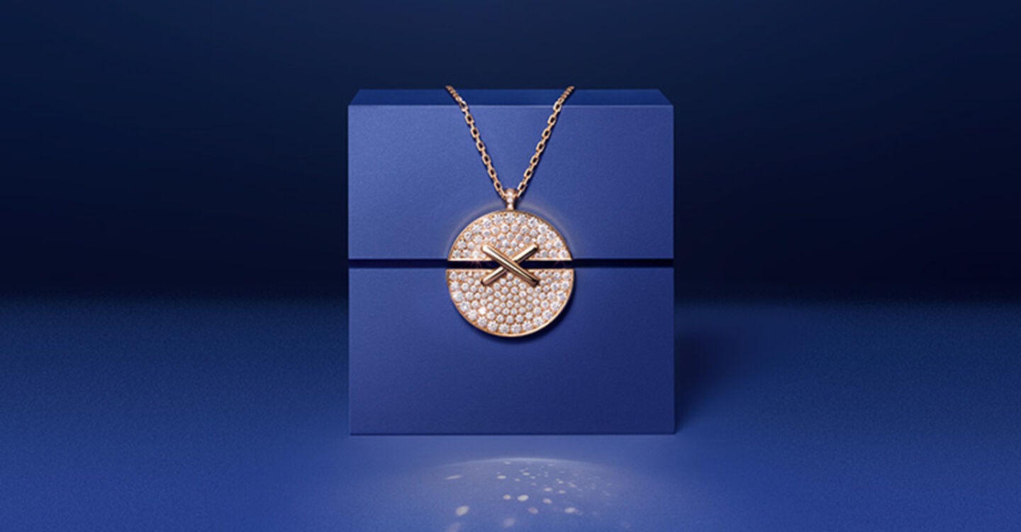 Chaumet Liens ring between two blue boxes