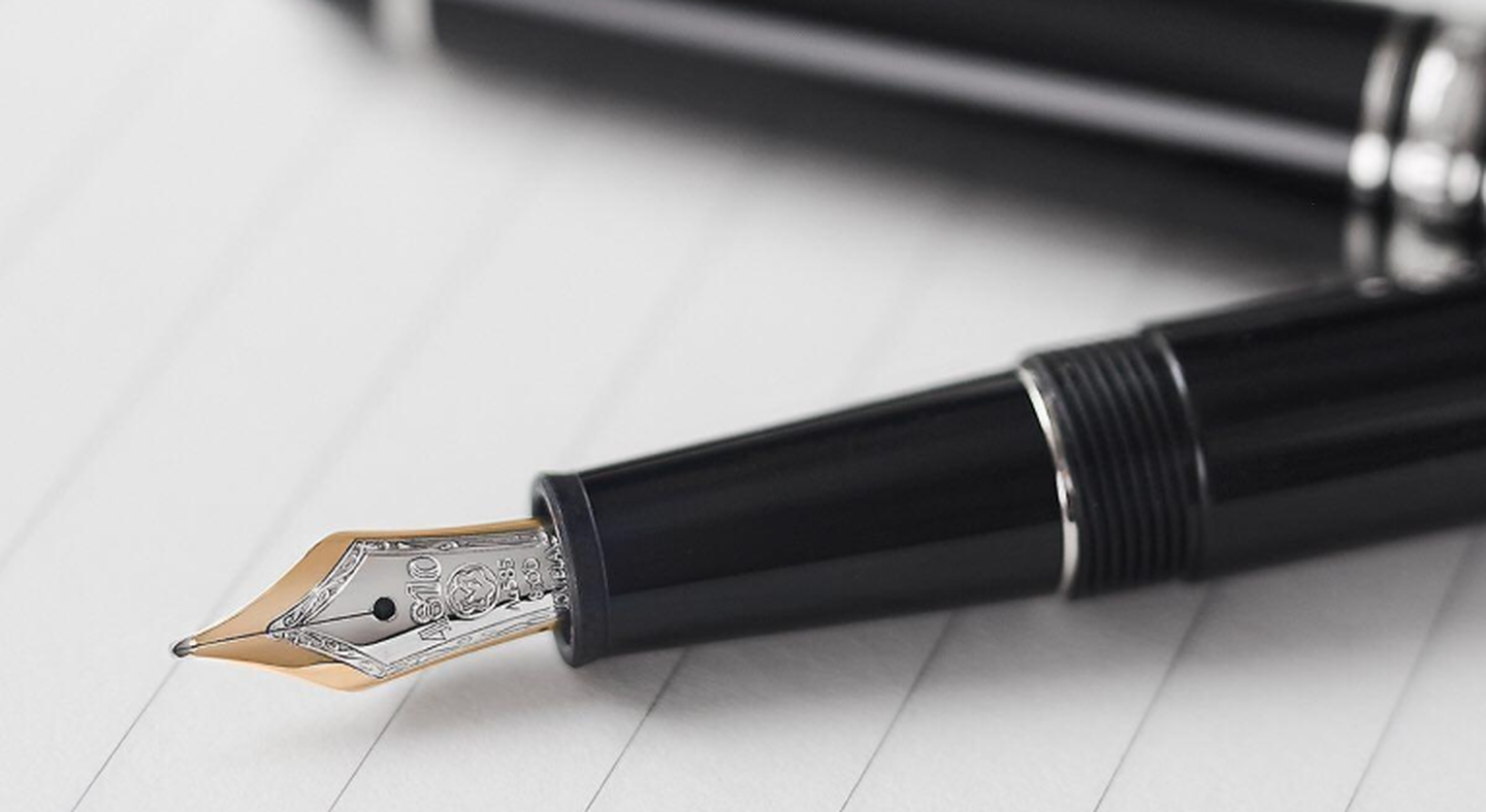 Un stylo plume  de Montblanc.