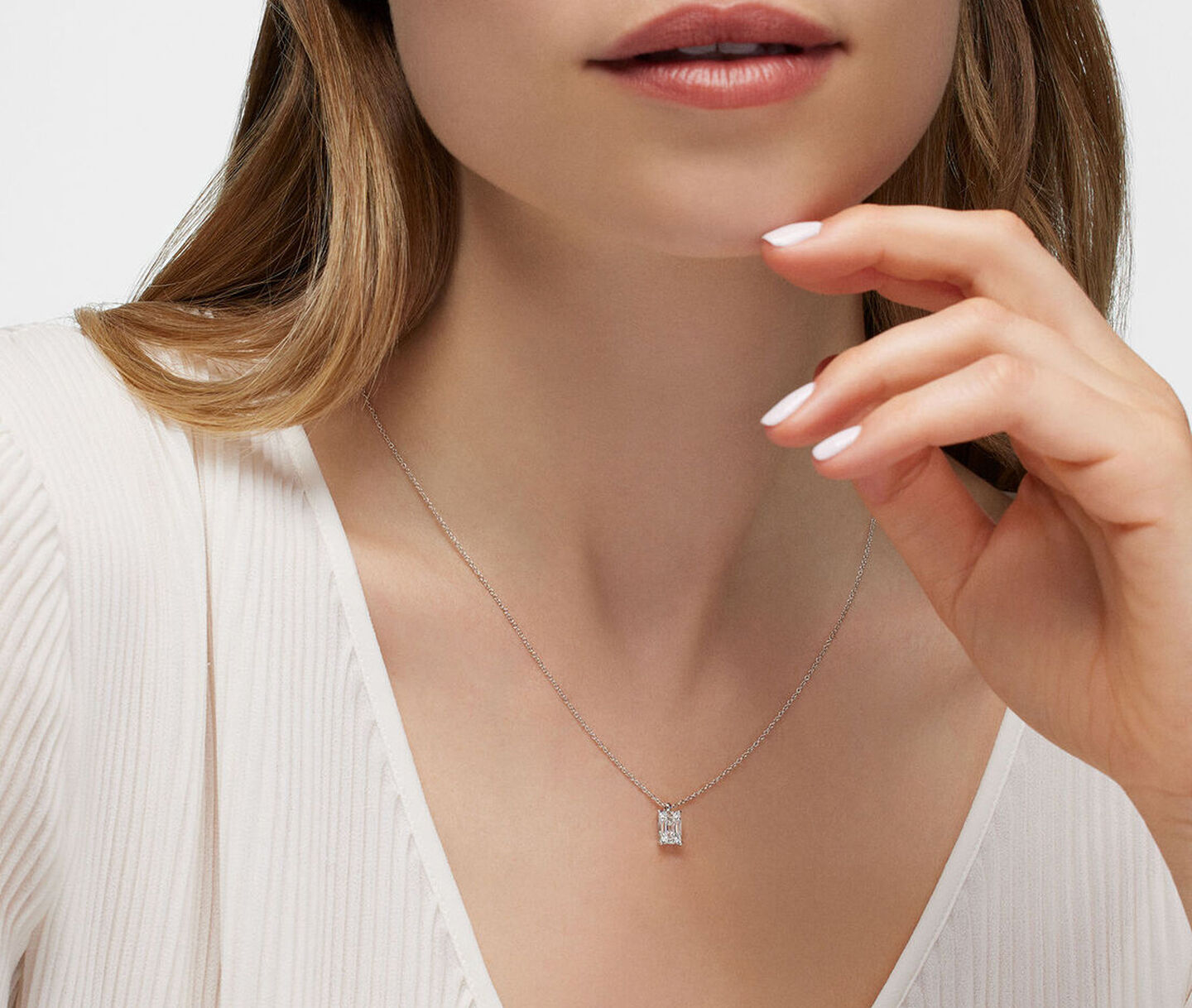 Une femme porte un collier Birks Essentiels avec diamants.