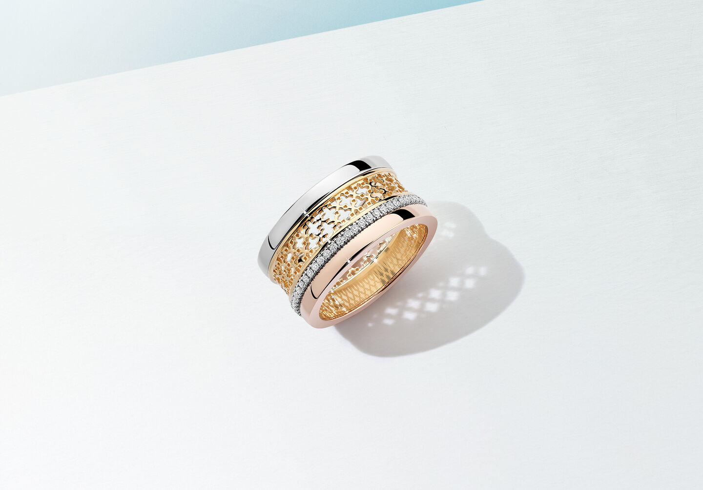 Bague Birks Dare to Dream sur un fond bleu.
