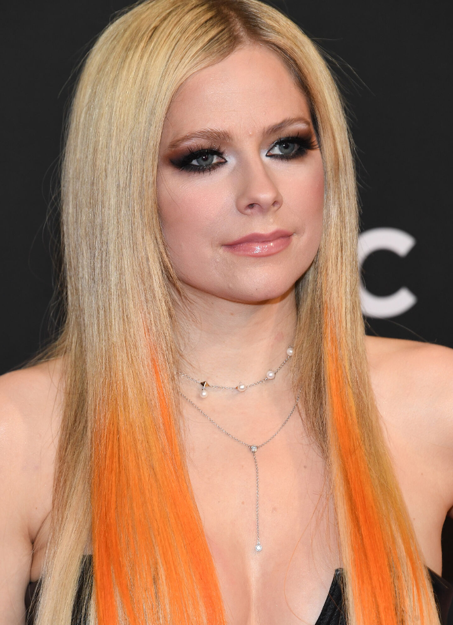 Avril Lavigne porte les bijoux Birks.