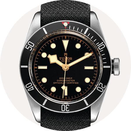 Montre TUDOR Black Bay sur un fond beige.