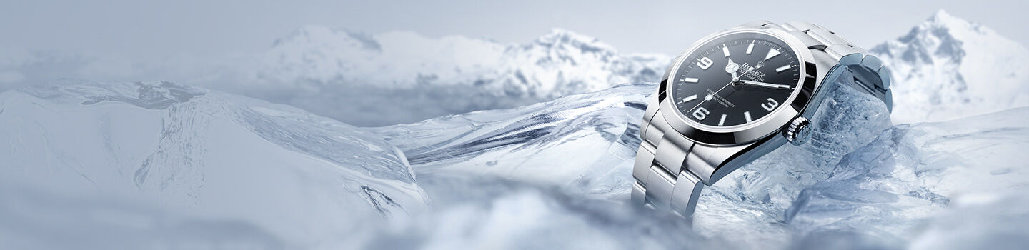 Montre Rolex Explorer M224270-0001 sur un fond glace