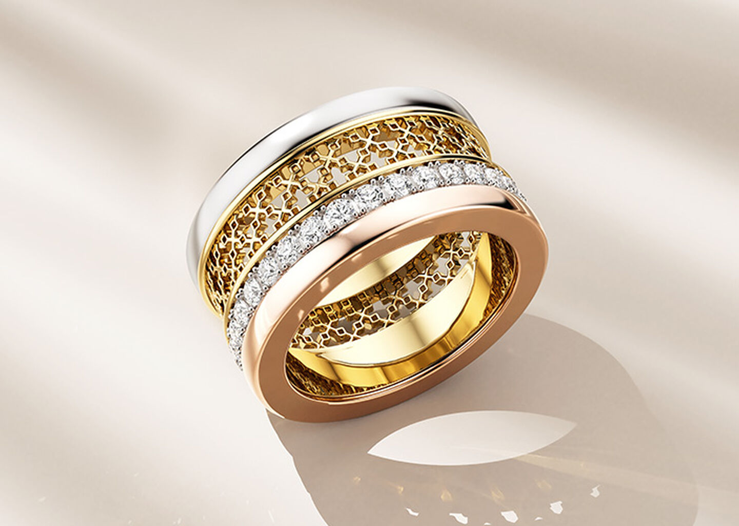 Bague Birks Dare to Dream sur un fond beige.