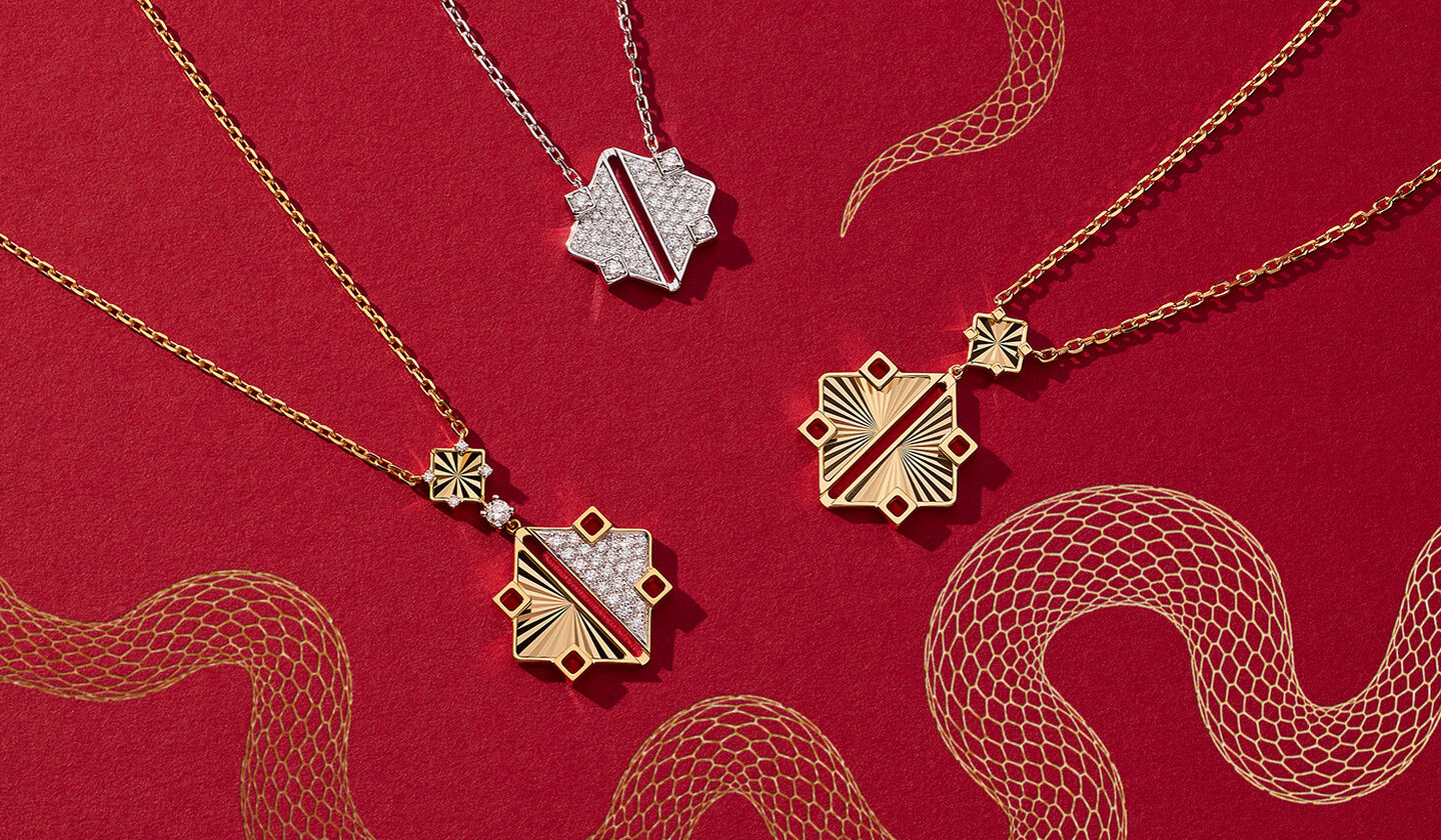 Trois colliers Birks Muse en or  sur un fond rouge avec un illustration d'un serpent. 