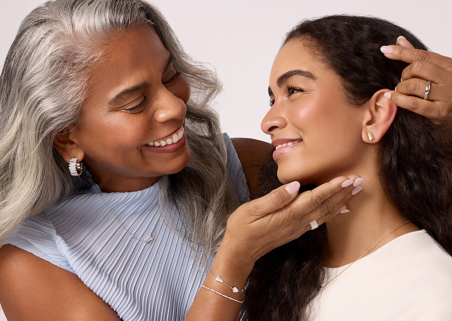 Une m&egrave;re et sa fille portant des bijoux Maison Birks. 