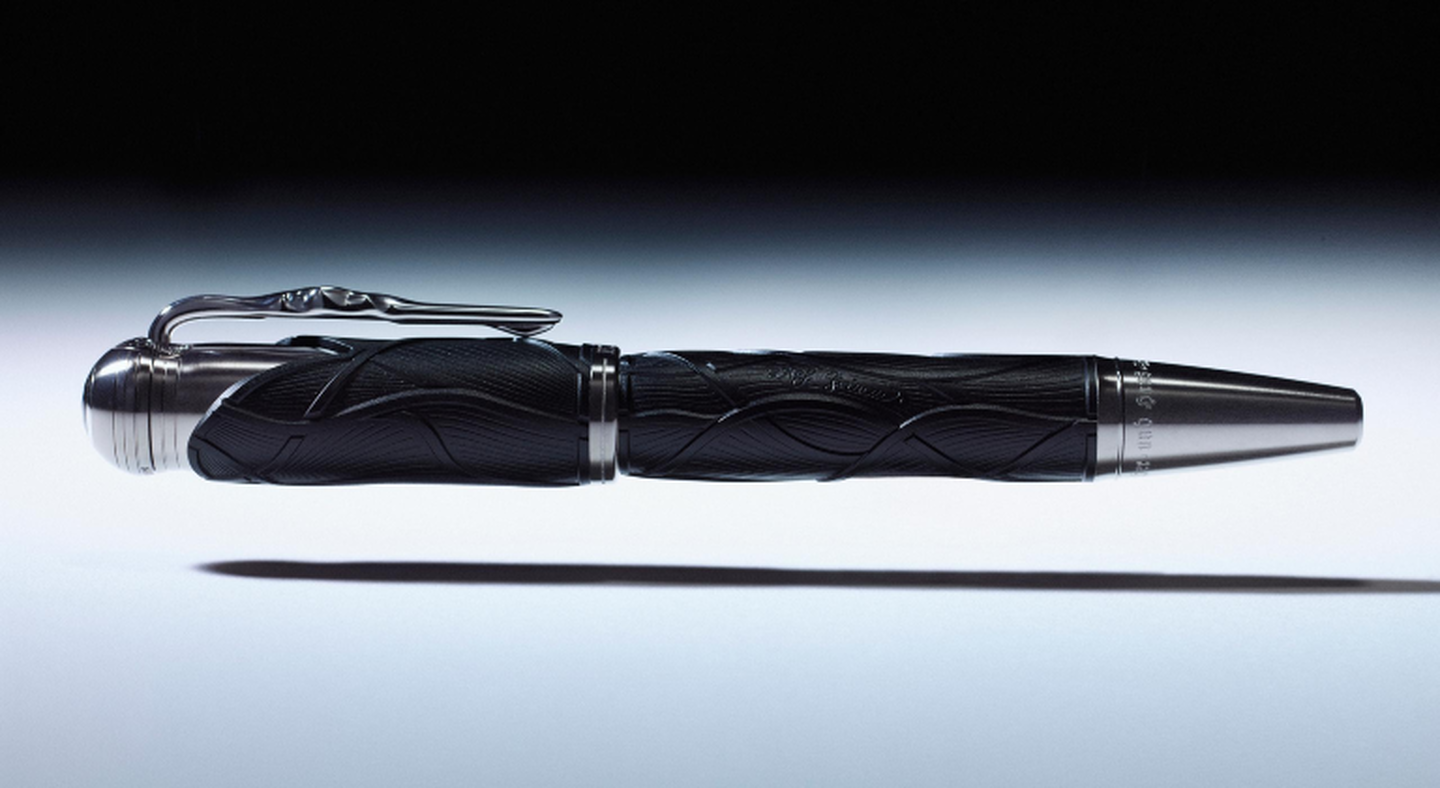 Un stylo Montblanc Collector Lines sur un fond gris.