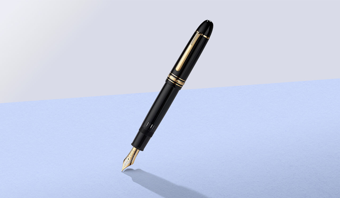 Stylo Montblanc sur un fond bleu.