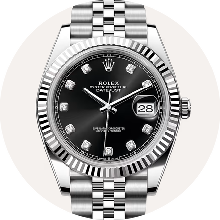 Montre Rolex Datejust sur un fond beige.