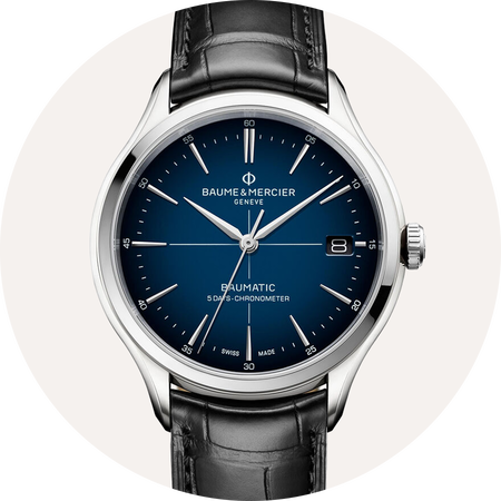 Montre Baume & Mercier Clifton sur un fond beige.