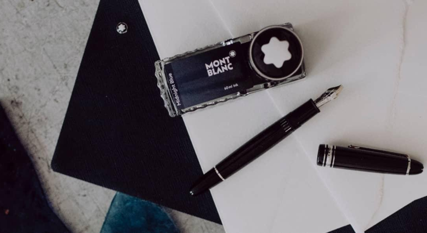 Un stylo de Montblanc avec les recharges pour stylos