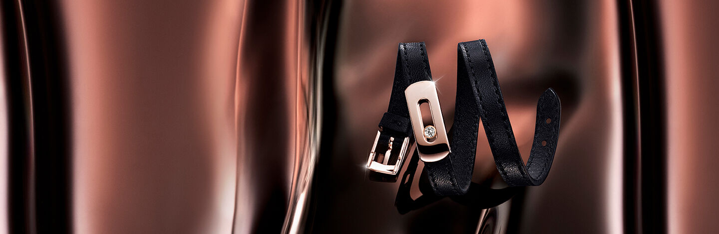 Bracelet Messika My Move en cuir noir avec un motif en or rose sur un fond or rose.