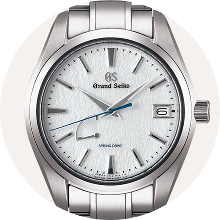 Montre Grand Seiko sur un fond beige.