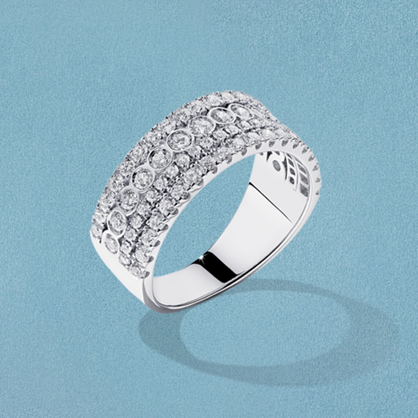 Bague Splash avec diamants sur un fond bleu.
