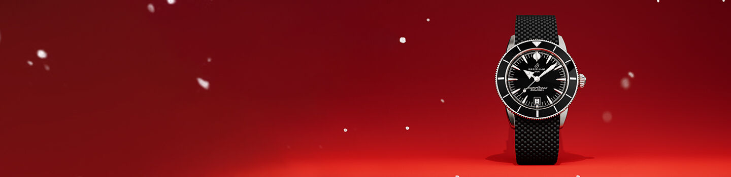 Montre Superocean de Breitling sur un fond rouge festif .