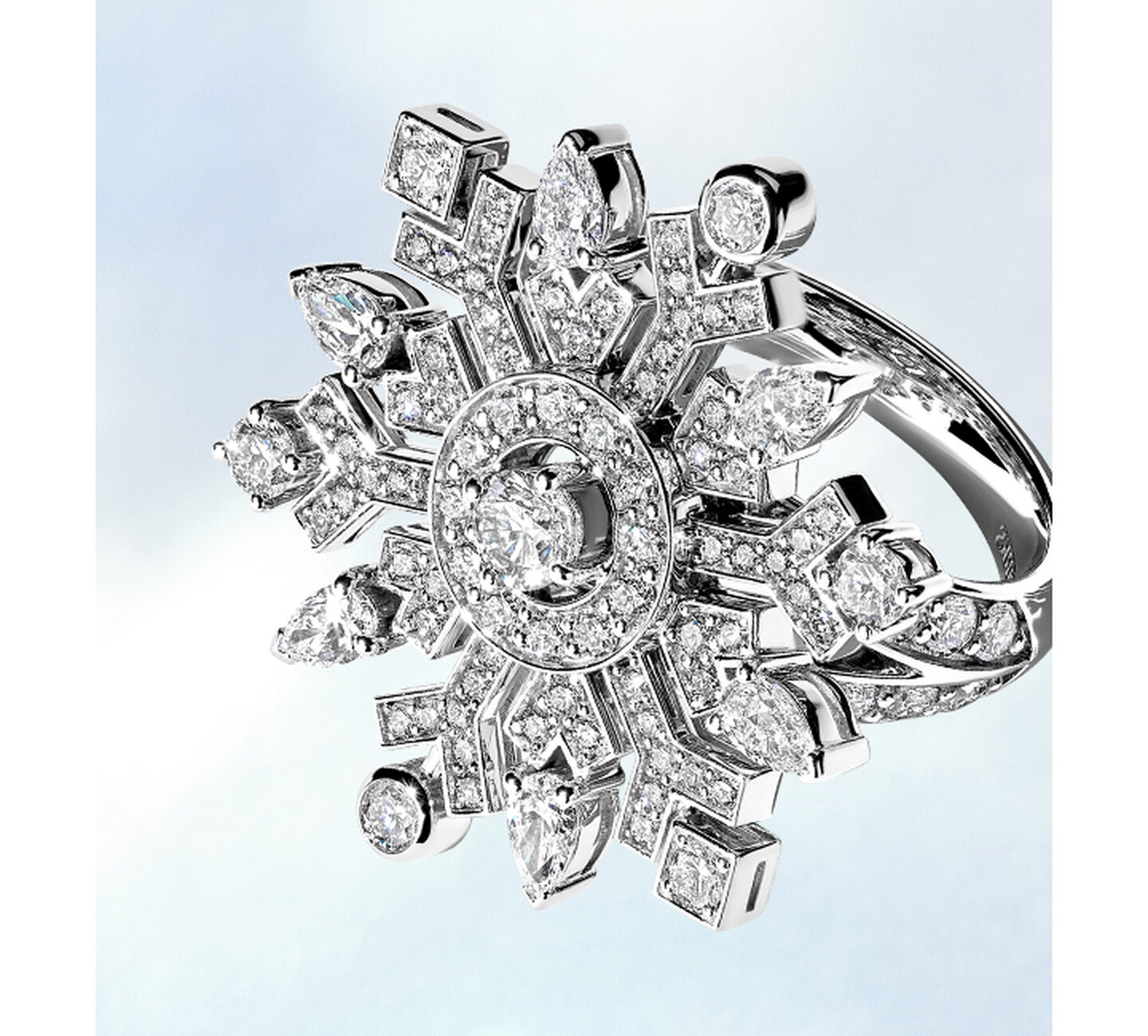 Bague en diamant haute joallerie Birks Snowflake sur un fond bleu.