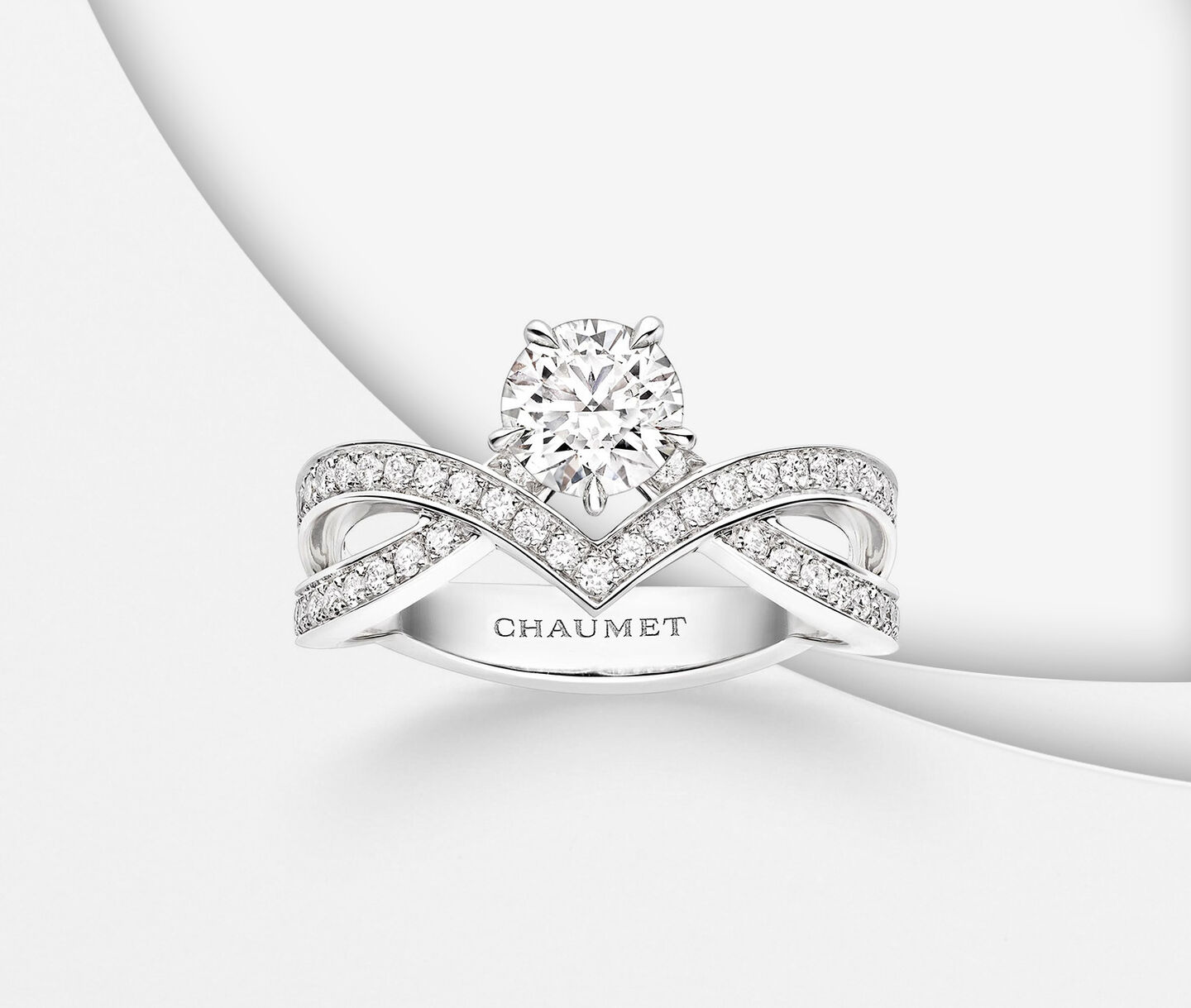 Bague de fiançailles Chaumet sur un fond blanc.