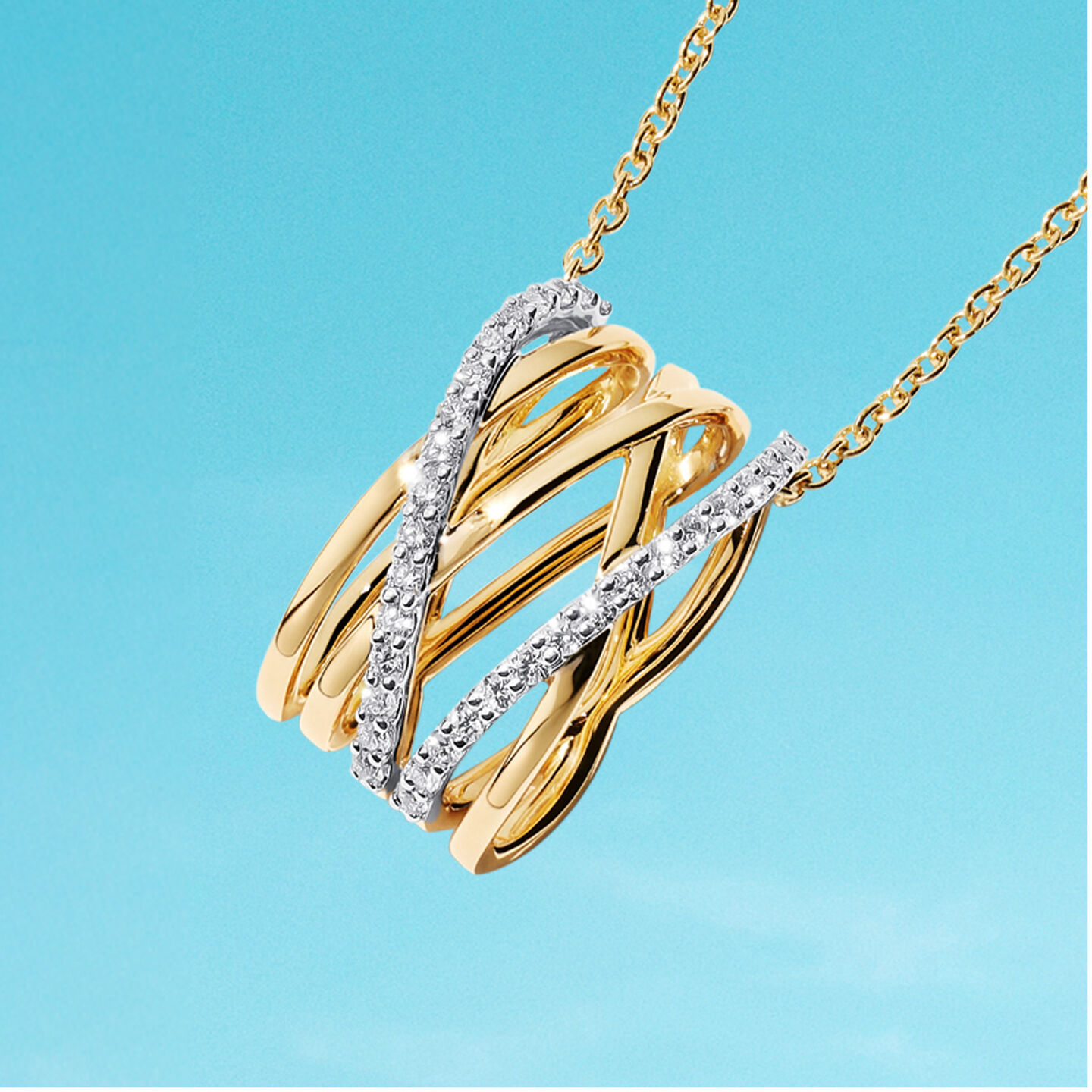 Collier Birks Rosee du Matin en or jaune sur un fond bleu.
