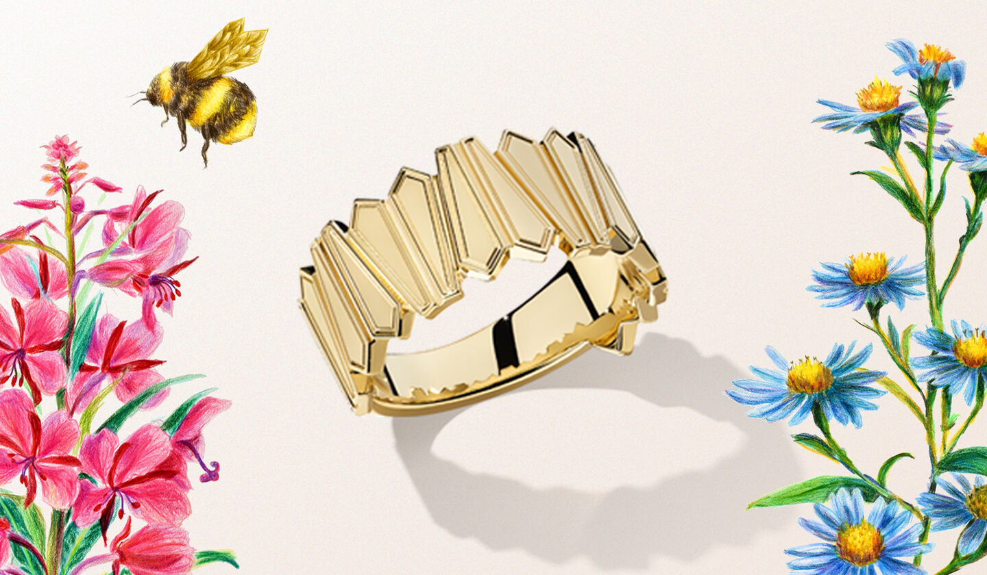 Bague Birks Beekeeper en or jaune avec une illustration des fleurs avec une abeille.