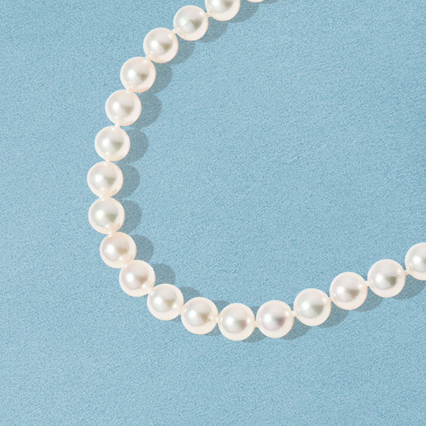 Collier Birks Perles sur un fond bleu.