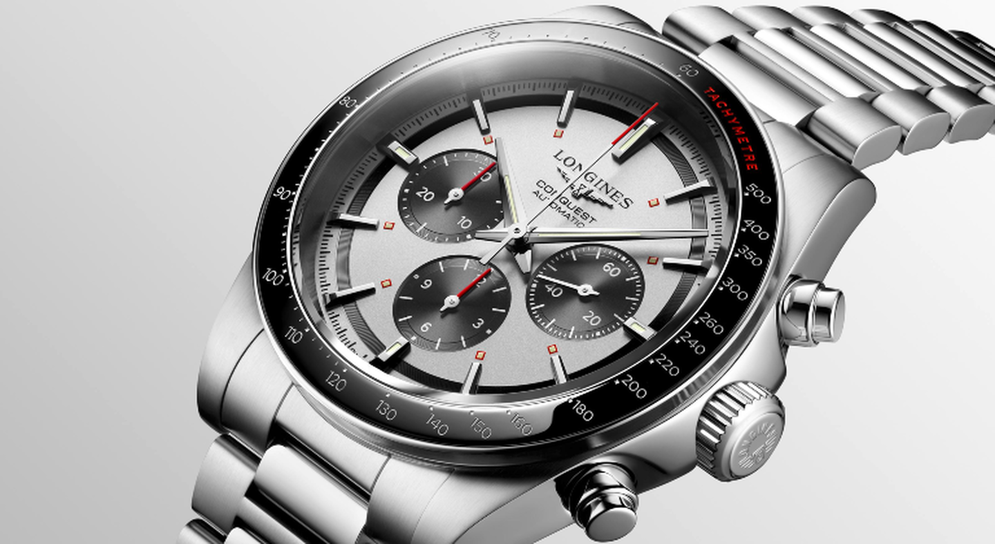 Montre Longines sur un fond gris.