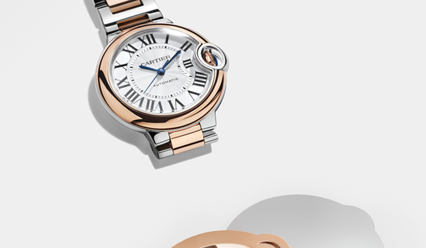 Montre Ballon Bleu de Cartier sur un fond gris.