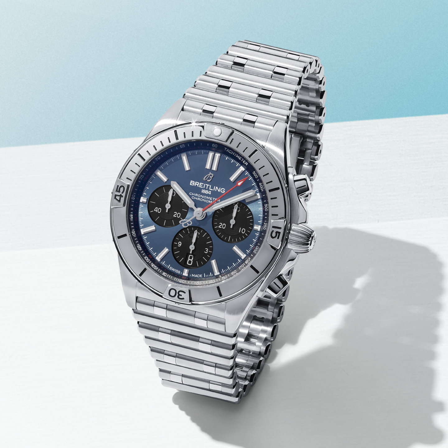 Montre Breitling sur un fond bleu.