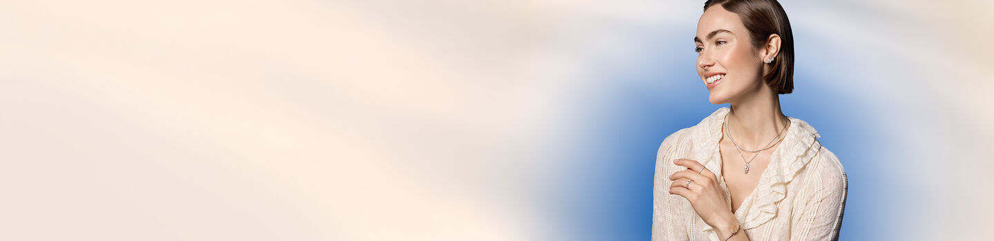 Une femme porte les bijoux avec diamants de Maison Birks.