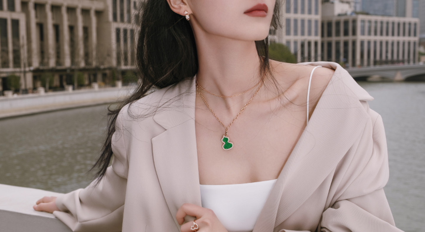 Une femme portant un pendentif en or et en jade Qeelin Wulu en ville.