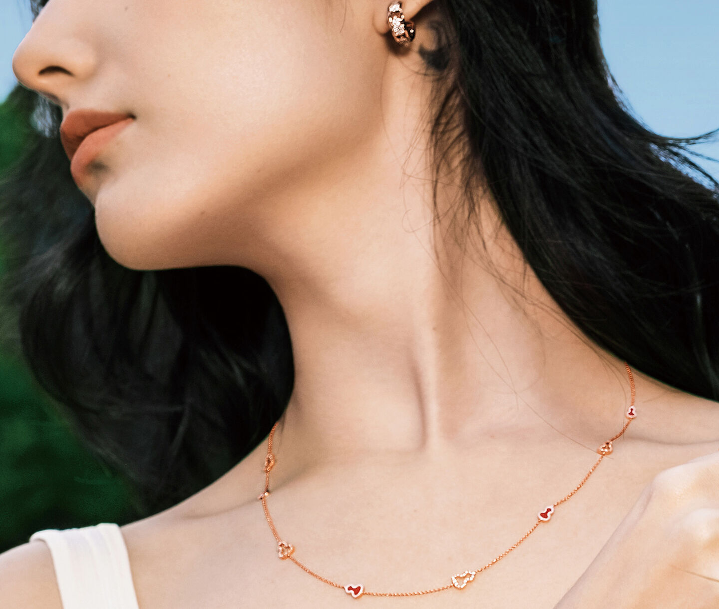 Une femme porte un collier Wulu par Qeelin