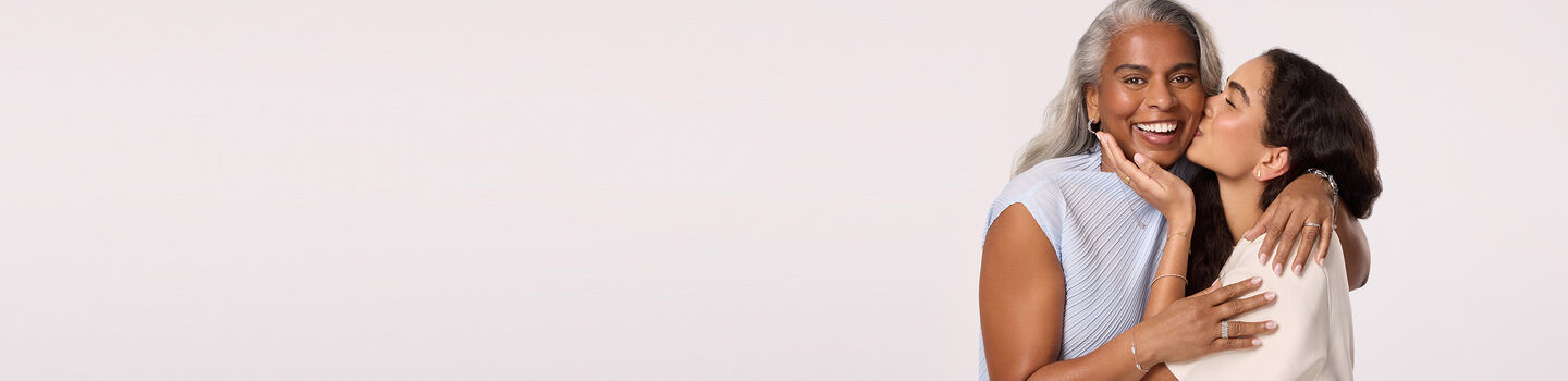 Une m&egrave;re et sa fille portant des bijoux Maison Birks. 