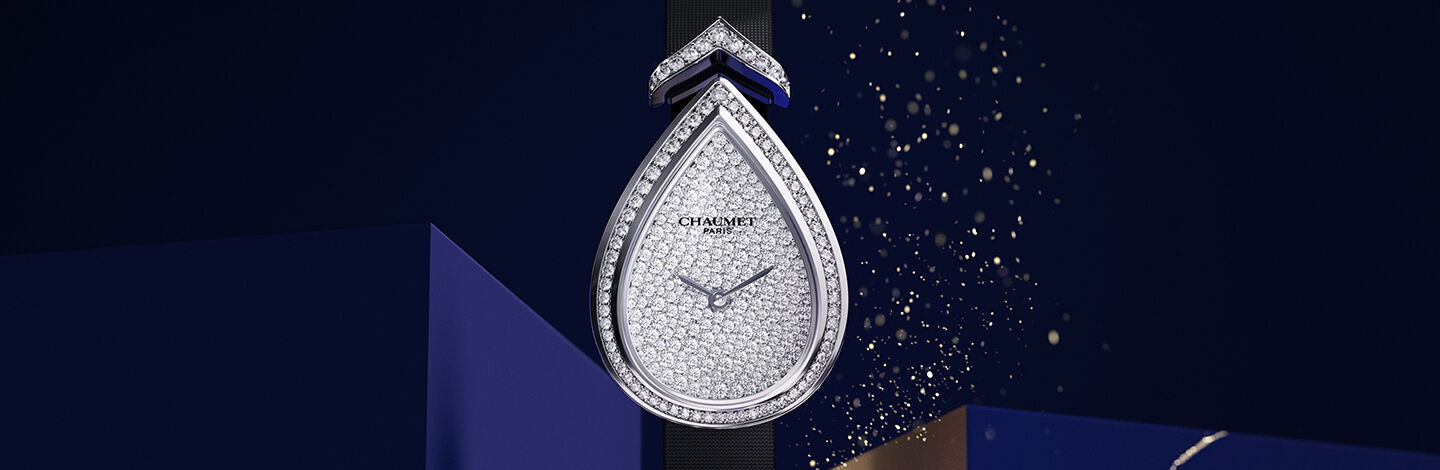 Une montre Joséphine de Chaumet sur un fond bleu foncé .