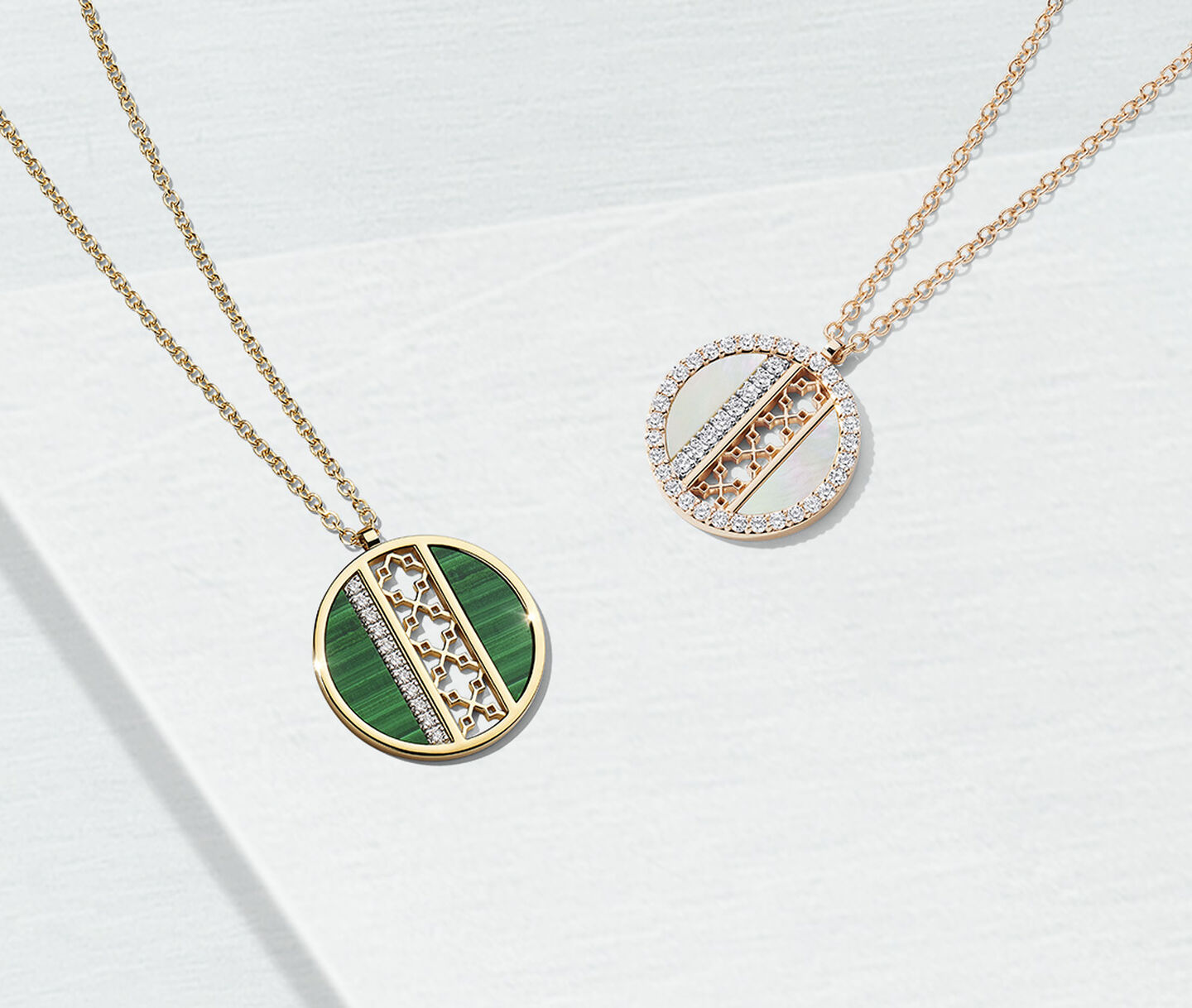 Pendentifs Birks Dare to Dream sur un fond bleu.