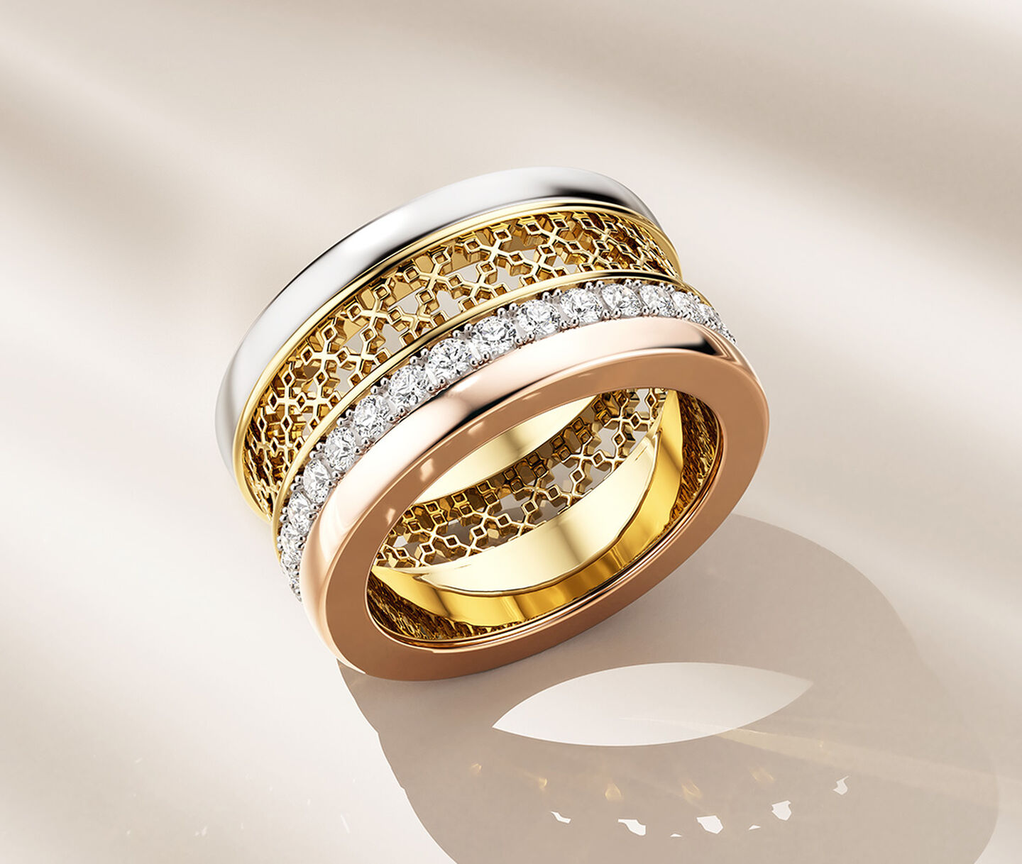 Bague Birks Dare to Dream sur un fond beige.