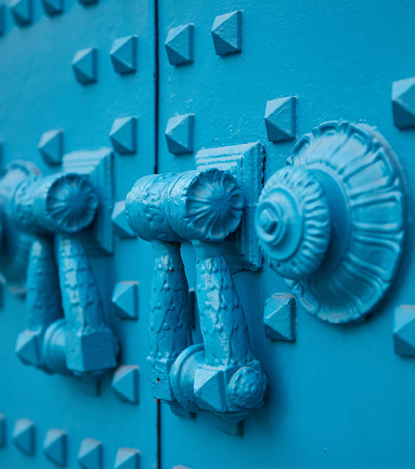 Les portes bleues chez Maison Birks Montréal.