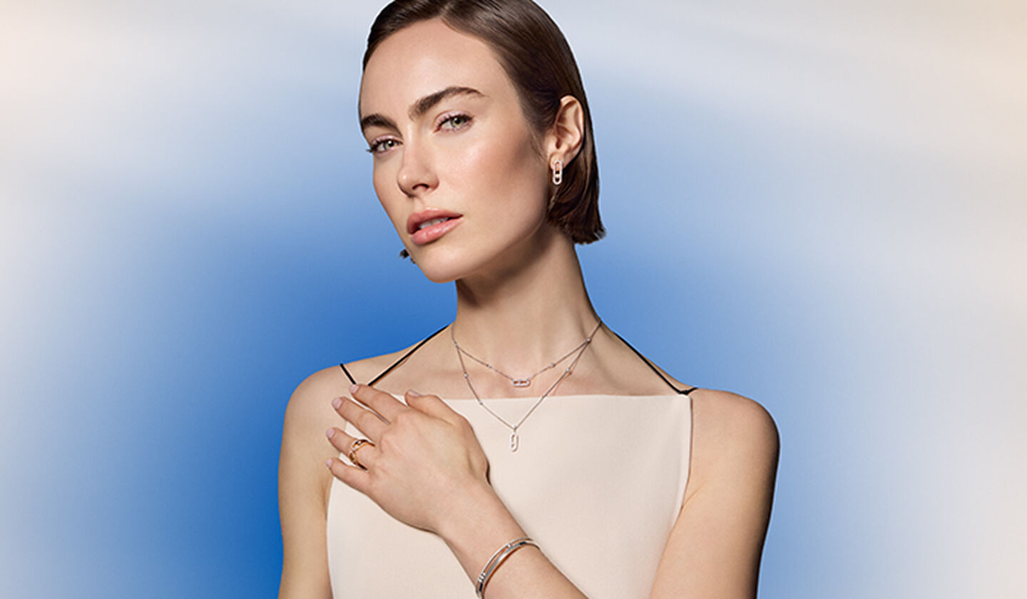 Une femme porte les bijoux avec diamants de Messika.