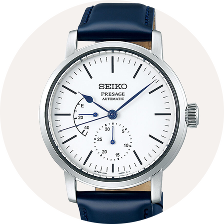 Seiko watch sur un fond beige.