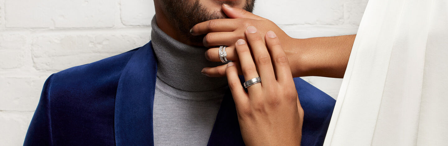 Gros plan sur un couple portant des bijoux Birks Nuptial.
