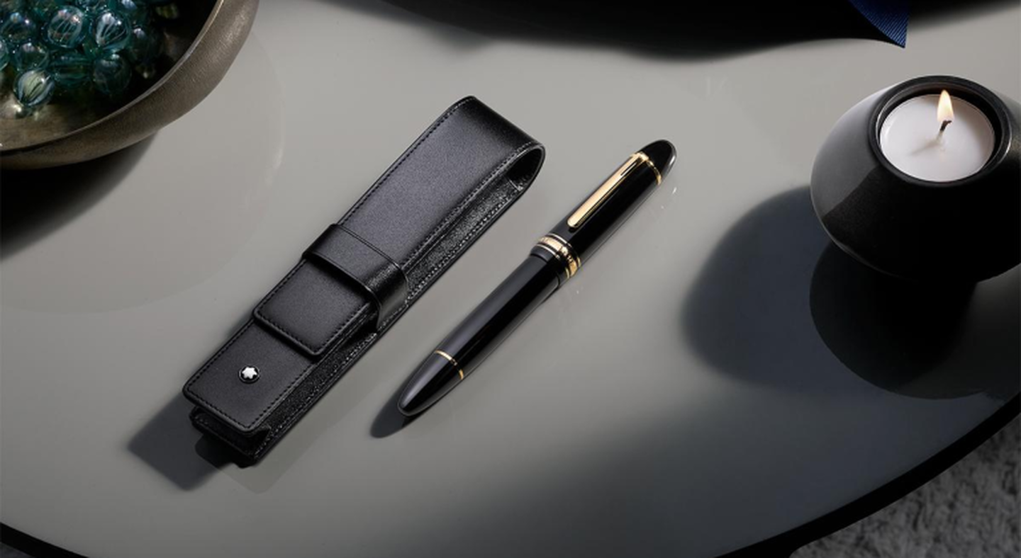 Un stylo Montblanc Meisterstück sur une table.