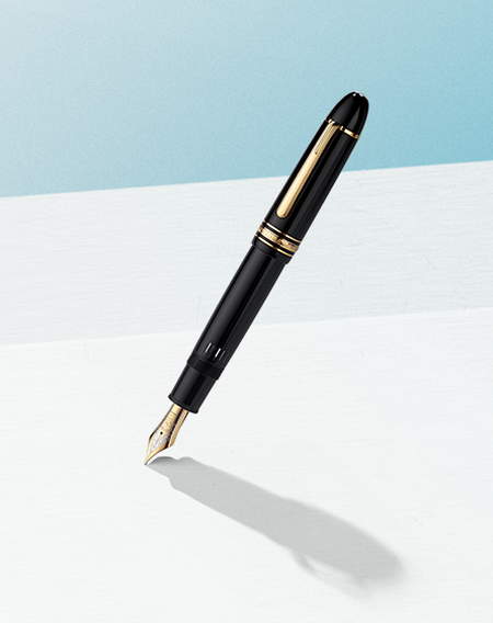 Stylo Montblanc sur fond bleu.