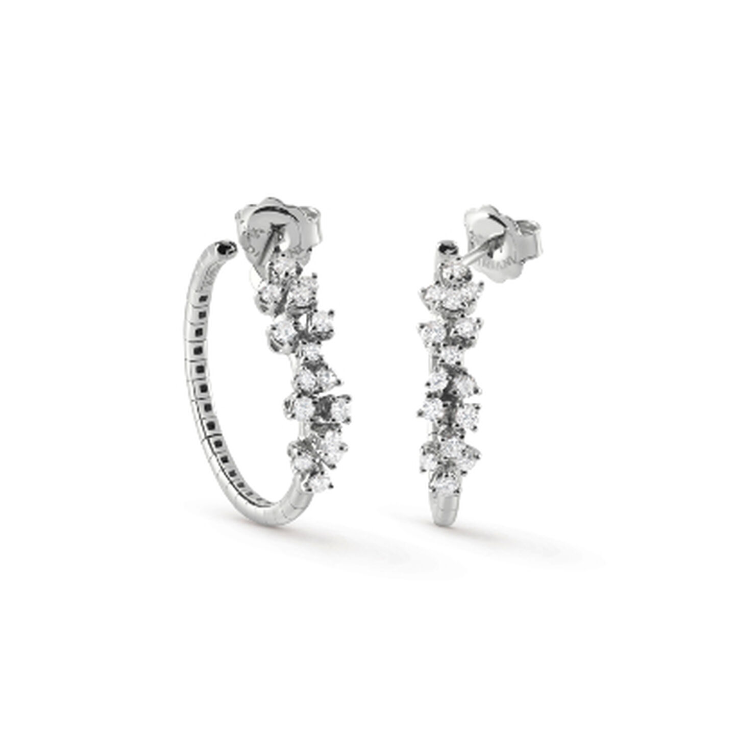 Boucles d'oreilles avec diamants Damiani sur un fond blanc.