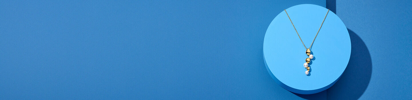 Collier Birks Pebble sur un fond bleu.