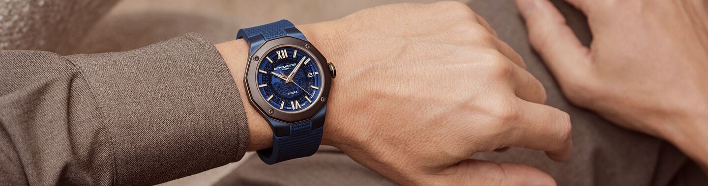 Un homme porte une montre Baume & Mercier Riviera.