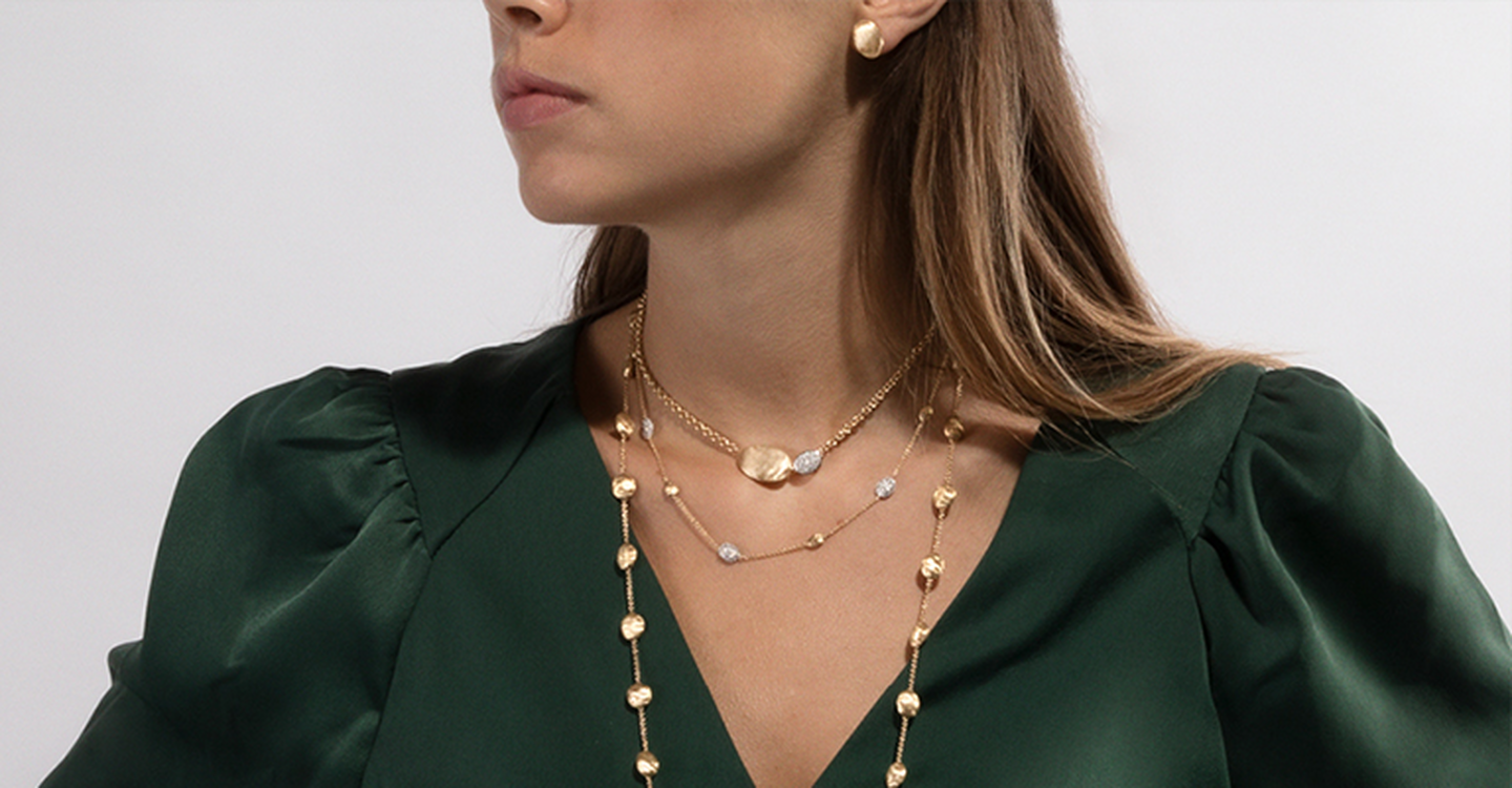 Modèle en chemise verte portant plusieurs colliers Marco Bicego Siviglia