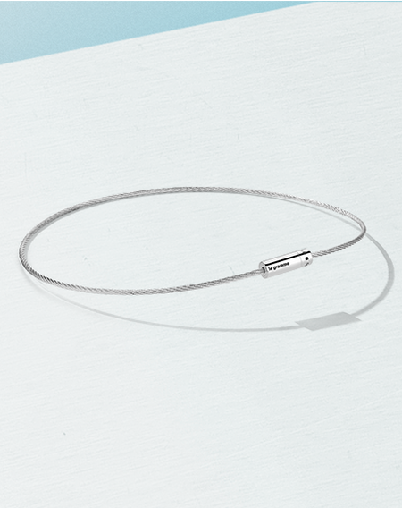 Bracelet en câble Le Gramme sur fond bleu clair et bleu layette