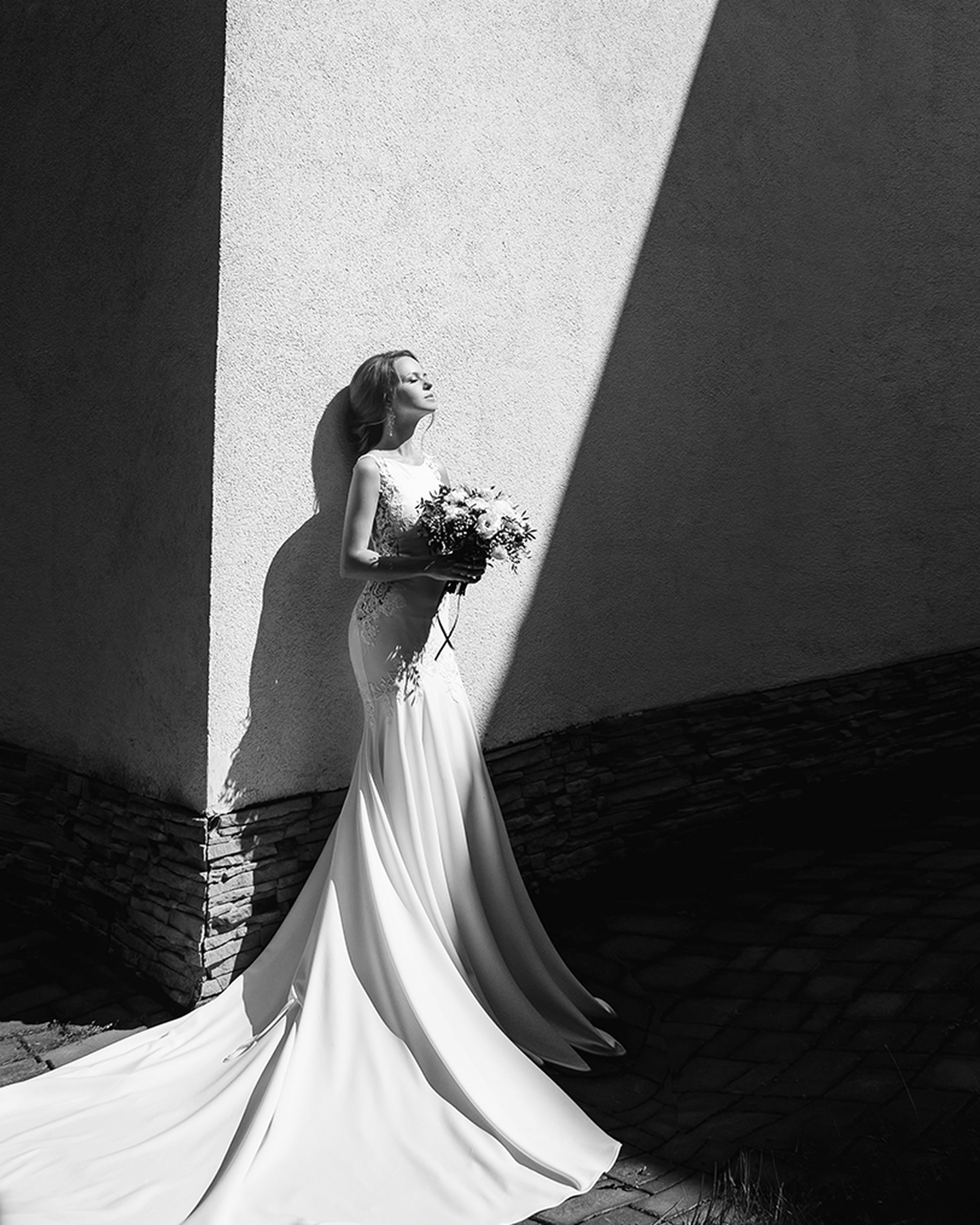 Une mariée moderne le jour de son mariage.